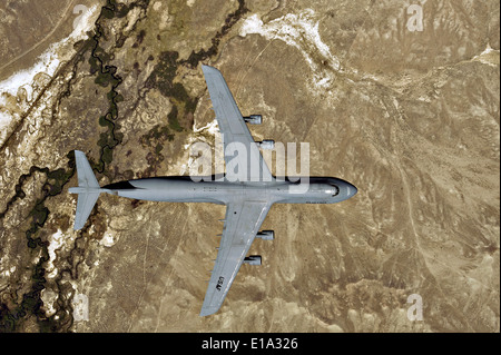 Ein US Air Force c-5 Galaxy Transport Flugzeug aus Utah Air National Guard im Trainingsbetrieb 11. Juni 2012 über Kalifornien Stockfoto