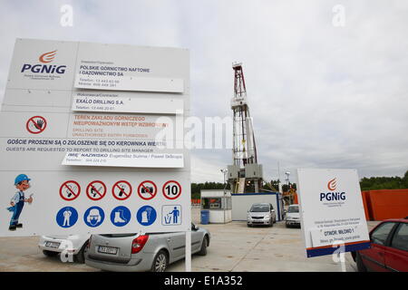 17. Mai 2014 - Milowo, - Milowo, Polen 17. Mai 2014 die Firma PGNiG SA begann neue Shale Gas Forschung in Milowo im Norden von Polen (Kartuzy Konzession). Der Bohrvorgang wird 2 Monate dauern und ist bis zu 3800 Meter Tiefe geplant. (Kredit-Bild: © Michal Fludra/NurPhoto/ZUMAPRESS.com) Stockfoto