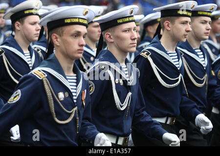 Kaliningrad, Russland. 9. Mai 2014. Kaliningrad, Russland am 9. Mai 2014 russische Soldaten März während einer großen Militärparade in Kaliningrad, Russland, Tag des Sieges, 9. Mai 2014 markieren. Tausende von russischen Truppen marschierten heute im ganzen Land, 69 Jahre zu markieren, da der Sieg im zweiten Weltkrieg in einer Show des Militärs inmitten Spannungen in der Ukraine nach Moskau die Annexion der Krim könnte. Michal Fludra/NurPhoto/ZUMAPRESS.com/Alamy © Live-Nachrichten Stockfoto