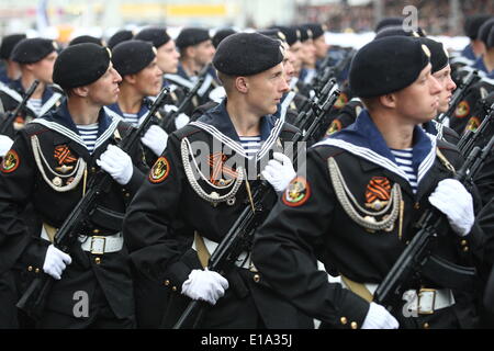 Kaliningrad, Russland. 9. Mai 2014. Kaliningrad, Russland am 9. Mai 2014 russische Soldaten März während einer großen Militärparade in Kaliningrad, Russland, Tag des Sieges, 9. Mai 2014 markieren. Tausende von russischen Truppen marschierten heute im ganzen Land, 69 Jahre zu markieren, da der Sieg im zweiten Weltkrieg in einer Show des Militärs inmitten Spannungen in der Ukraine nach Moskau die Annexion der Krim könnte. Michal Fludra/NurPhoto/ZUMAPRESS.com/Alamy © Live-Nachrichten Stockfoto