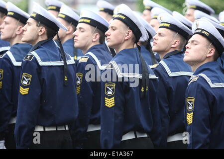 Kaliningrad, Russland. 9. Mai 2014. Kaliningrad, Russland am 9. Mai 2014 russische Soldaten März während einer großen Militärparade in Kaliningrad, Russland, Tag des Sieges, 9. Mai 2014 markieren. Tausende von russischen Truppen marschierten heute im ganzen Land, 69 Jahre zu markieren, da der Sieg im zweiten Weltkrieg in einer Show des Militärs inmitten Spannungen in der Ukraine nach Moskau die Annexion der Krim könnte. Michal Fludra/NurPhoto/ZUMAPRESS.com/Alamy © Live-Nachrichten Stockfoto