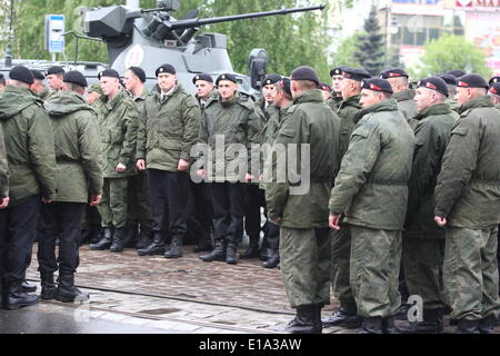 Kaliningrad, Russland. 9. Mai 2014. Kaliningrad, Russland 9. Mai 2014 Soldaten der russischen Armee gelten während einer großen Militärparade in Kaliningrad, Russland, Tag des Sieges, 9. Mai 2014 markieren. Tausende von russischen Truppen marschierten heute im ganzen Land, 69 Jahre zu markieren, da der Sieg im zweiten Weltkrieg in einer Show des Militärs inmitten Spannungen in der Ukraine nach Moskau die Annexion der Krim könnte. Michal Fludra/NurPhoto/ZUMAPRESS.com/Alamy © Live-Nachrichten Stockfoto