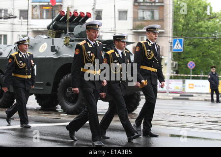 Kaliningrad, Russland. 9. Mai 2014. Kaliningrad, Russland 9. Mai 2014 Soldaten der russischen Armee gelten während einer großen Militärparade in Kaliningrad, Russland, Tag des Sieges, 9. Mai 2014 markieren. Tausende von russischen Truppen marschierten heute im ganzen Land, 69 Jahre zu markieren, da der Sieg im zweiten Weltkrieg in einer Show des Militärs inmitten Spannungen in der Ukraine nach Moskau die Annexion der Krim könnte. Michal Fludra/NurPhoto/ZUMAPRESS.com/Alamy © Live-Nachrichten Stockfoto