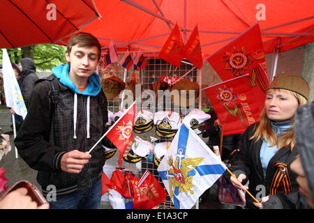 Kaliningrad, Russland. 9. Mai 2014. Kaliningrad, Russland 9. Mai 2014 Mann Vertrieb russische Fahnen während einer großen Militärparade in Kaliningrad, Russland, Tag des Sieges, 9. Mai 2014 markieren. Tausende von russischen Truppen marschierten heute im ganzen Land, 69 Jahre zu markieren, da der Sieg im zweiten Weltkrieg in einer Show des Militärs inmitten Spannungen in der Ukraine nach Moskau die Annexion der Krim könnte. Michal Fludra/NurPhoto/ZUMAPRESS.com/Alamy © Live-Nachrichten Stockfoto