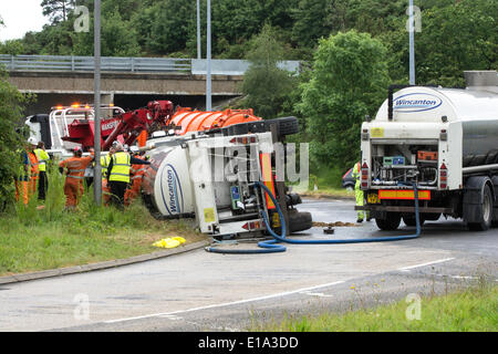 Szene von einem Straße Verkehrsunfall mit einem umgestürzten Tanker und Notdienste und andere Hilfe am Unfallort Stockfoto