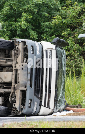 Szene von einem Straße Verkehrsunfall mit einem umgestürzten Tanker und Notdienste und andere Hilfe am Unfallort Stockfoto