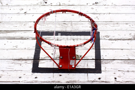 Nahaufnahme von dem alten verlassenen Basketballkorb Stockfoto