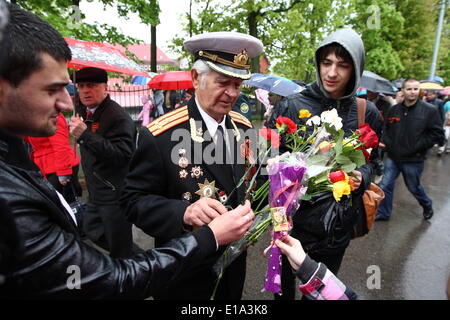 Kaliningrad, Russland. 9. Mai 2014. Kaliningrad, Russland 9. Mai 2014 WW II Rote Armee Veteranen gelten während einer großen Militärparade in Kaliningrad, Russland, Tag des Sieges, 9. Mai 2014 markieren. Tausende von russischen Truppen marschierten heute im ganzen Land, 69 Jahre zu markieren, da der Sieg im zweiten Weltkrieg in einer Show des Militärs inmitten Spannungen in der Ukraine nach Moskau die Annexion der Krim könnte. Michal Fludra/NurPhoto/ZUMAPRESS.com/Alamy © Live-Nachrichten Stockfoto