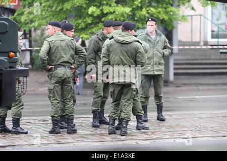 Kaliningrad, Russland. 9. Mai 2014. Kaliningrad, Russland 9. Mai 2014 Soldaten der russischen Armee gelten während einer großen Militärparade in Kaliningrad, Russland, Tag des Sieges, 9. Mai 2014 markieren. Tausende von russischen Truppen marschierten heute im ganzen Land, 69 Jahre zu markieren, da der Sieg im zweiten Weltkrieg in einer Show des Militärs inmitten Spannungen in der Ukraine nach Moskau die Annexion der Krim könnte. Michal Fludra/NurPhoto/ZUMAPRESS.com/Alamy © Live-Nachrichten Stockfoto
