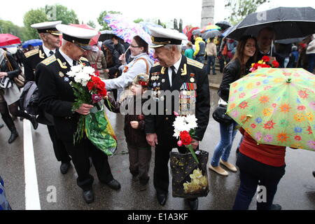 Kaliningrad, Russland. 9. Mai 2014. Kaliningrad, Russland 9. Mai 2014 Veteranen des zweiten Weltkriegs Rote Armee gelten während einer großen Militärparade in Kaliningrad, Russland, Tag des Sieges, 9. Mai 2014 markieren. Tausende von russischen Truppen marschierten heute im ganzen Land, 69 Jahre zu markieren, da der Sieg im zweiten Weltkrieg in einer Show des Militärs inmitten Spannungen in der Ukraine nach Moskau die Annexion der Krim könnte. Michal Fludra/NurPhoto/ZUMAPRESS.com/Alamy © Live-Nachrichten Stockfoto