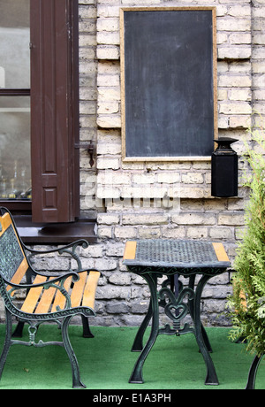 Café im Freien mit leeren Tafel an der Wand platzieren Sie Ihren text Stockfoto