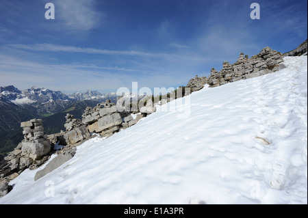 Cairns und Berg-Panorama auf dem Weg zum Schafreiter oder Schafreuter Gipfel, Karwendel Bergregion Stockfoto