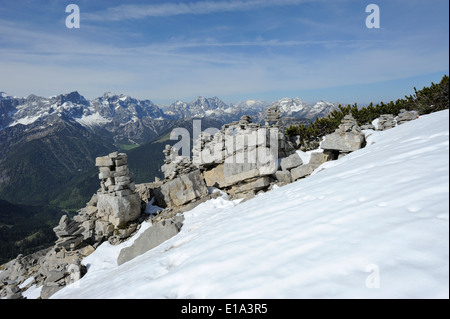 Cairns und Berg-Panorama auf dem Weg zum Schafreiter oder Schafreuter Gipfel, Karwendel Bergregion Stockfoto