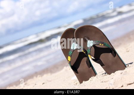 Geneigte Bild paar Riemen setzen im Sand am Sommerstrand Stockfoto