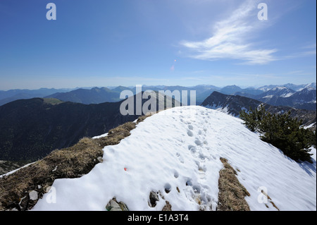 Fußspuren im Schnee und die Berge Panorama im Karwendel Bergregion Stockfoto