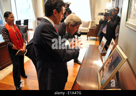 Mexikanische Präsident Peña Nieto zeigt Sekretär Kerry Familienfoto Stockfoto