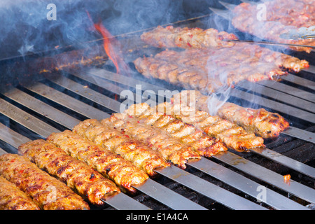 Rauchen Sie Adana Kebab auf dem Restaurant Stil Grill kochen, die sich aus ihnen, dass sie vielleicht bereit Stockfoto