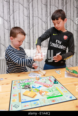 Kinder spielen Brettspiele Stockfoto