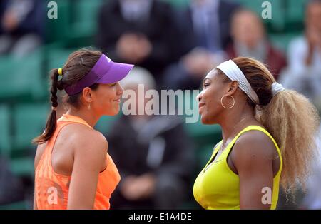 Paris, Frankreich. 28. Mai 2014. Serena Williams aus den USA und Garbine Muguruza Spaniens reagieren, während ihre Frauen Singles zweiten Vorrundenspiel am 4. Tag der French Open in Roland Garros in Paris am 28. Mai 2014. Williams verlor 0: 2. Bildnachweis: Chen Xiaowei/Xinhua/Alamy Live-Nachrichten Stockfoto