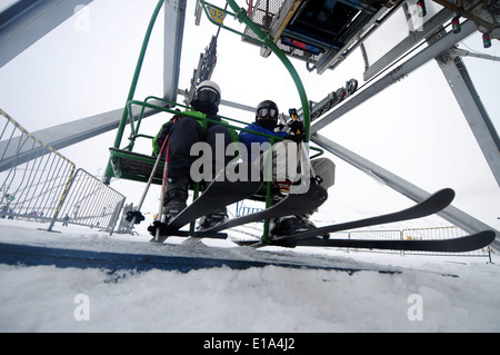 Skifahrer und Snowboarder auf den Pisten am Lecht Ski Centre in den Cairngorms Stockfoto