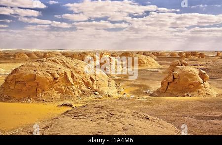 Landschaft der berühmten weißen Wüste in Ägypten mit Kalksteinfelsen Stockfoto