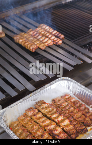 Rauchen Sie Adana Kebab auf dem Restaurant Stil Grill kochen, die sich aus ihnen, dass sie vielleicht bereit Stockfoto