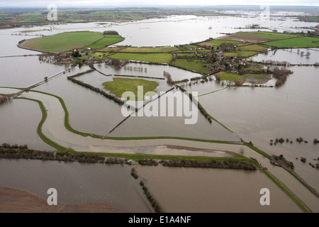 Luftbild des Dorfes Muchelney, Somerset und den umliegenden Gebieten umgeben von Hochwasser. Stockfoto