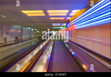 Autowalk auf dem Flughafen in München Stockfoto