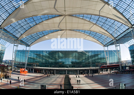 Dachkonstruktion auf dem Flughafen in München Stockfoto