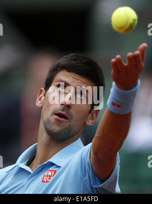 Paris, Frankreich. 28. Mai 2014. Novak Djokovic Serbien dient den Ball in den Männern Singles zweiten Vorrundenspiel gegen Jeremy Chardy Frankreichs am 4. Tag der French Open in Roland Garros in Paris am 28. Mai 2014. Novak Djokovic gewann 3: 0. Bildnachweis: Wang Lili/Xinhua/Alamy Live-Nachrichten Stockfoto