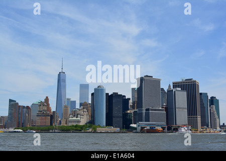 Lower Manhattan von Governors Island im Hafen von New York gesehen. Stockfoto