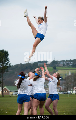"Tarannau" Aberystwyth Universität american-Football Cheerleader Team Durchführung akrobatische Routine Wales UK anzeigen Stockfoto