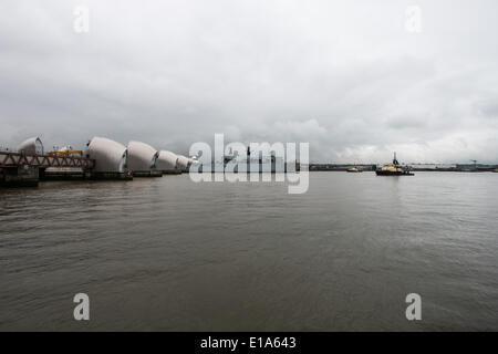 LONDON, UK, 28. Mai 2014. HMS Bulwark, Albion Klasse Angriff Schiff als Flaggschiff der Royal Navy übergibt die Thames Barrier auf dem Weg zu verbringen ein paar Tage in Greenwich zu helfen des 350. Jahrestages der Royal Marines © Steve Bright/Alamy Live News Stockfoto