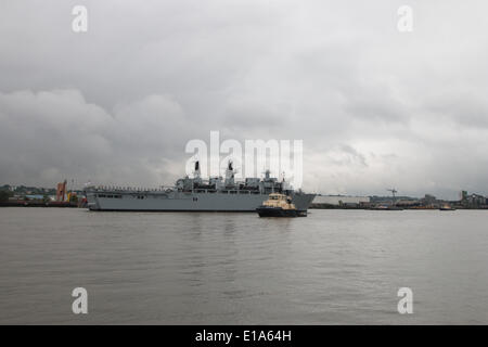 LONDON, UK, 28. Mai 2014. HMS Bulwark, Albion Klasse Angriff Schiff als Flaggschiff der Royal Navy übergibt die Thames Barrier auf dem Weg zu verbringen ein paar Tage in Greenwich zu helfen des 350. Jahrestages der Royal Marines © Steve Bright/Alamy Live News Stockfoto