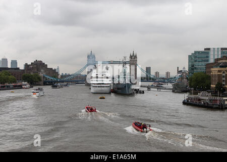 LONDON, UK, 28. Mai 2014. Das Kreuzfahrtschiff Seabourn Legend neben HMS Belfast auf der Themse © Steve Bright/Alamy Live News Mauren Stockfoto