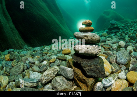Bild unter Wasser aus dem Fluss Verzasca, Lavertezzo, Valle Verzasca, Tessin, Schweiz Stockfoto