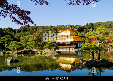 Japan, Kyoto, Zen-buddhistischen Tempel Kinkaku-Ji (Tempel des goldenen Pavillons), AKA Rokuon-Ji (Hirsch-Garten-Tempel) Stockfoto