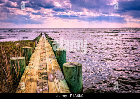 Einen wunderschönen Himmel von einem Steg am Strand gesehen. Old Saybrook, Connecticut Stockfoto