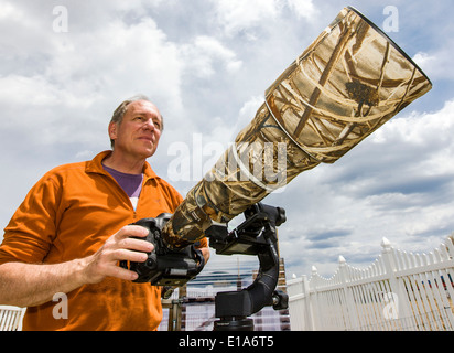 Der Naturfotograf H. Mark Weidman arbeiten mit einem großen Teleobjektiv Stockfoto