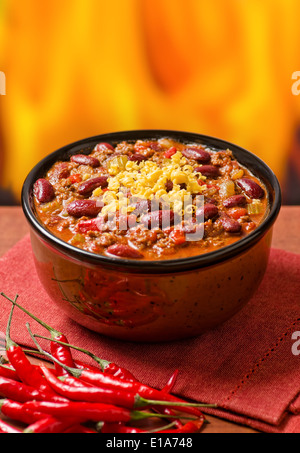 Eine herzhafte Schüssel mit Chili Con Carne mit Peperoni. Stockfoto