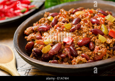 Eine herzhafte Schüssel mit Chili Con Carne mit Peperoni. Stockfoto