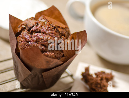 Eine frisch gebackene dunkel-Schoko-Muffin mit Kaffee. Stockfoto