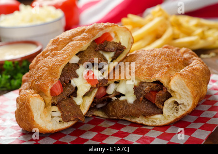 Eine würzige Donair Calzone Donairzarotti mit Donair Fleisch, Mozzarella-Käse, Tomaten und Zwiebeln. Stockfoto