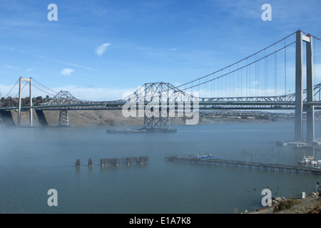 Carquinez Brücken Crockett California interstate 80, Nebel mit blauem Himmel Stockfoto