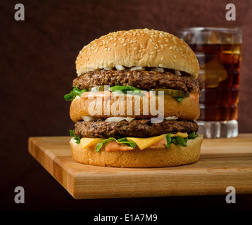 Double Cheeseburger mit cola Stockfoto