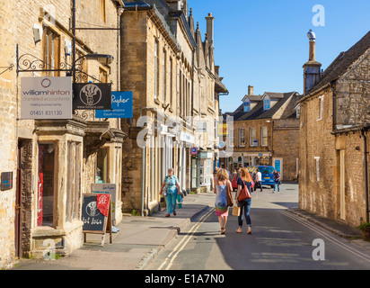 cotswolds Village of Stow on the Wold Shopping im Zentrum von Stow on the Wold, Cotswolds, Gloucesterstershire, England, Vereinigtes Königreich, EU, Europa Stockfoto