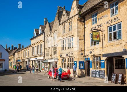 Cotswolds Village of Stow on the Wold mit dem King Arms Hotel Market Square Stow am Wold Cotswolds Gloucesterstershire England, GB Europa Stockfoto