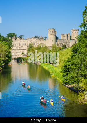 Touristische Kanus, Warwick Castle und Fluss Avon Warwick Warwickshire, England UK GB EU Europa Stockfoto