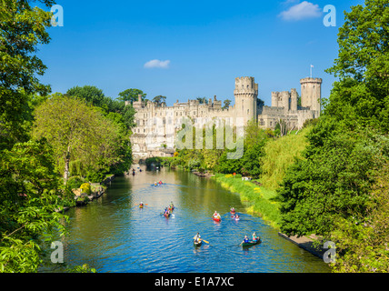 Touristische Kanus, Warwick Castle und Fluss Avon Warwick Warwickshire, England UK GB EU Europa Stockfoto