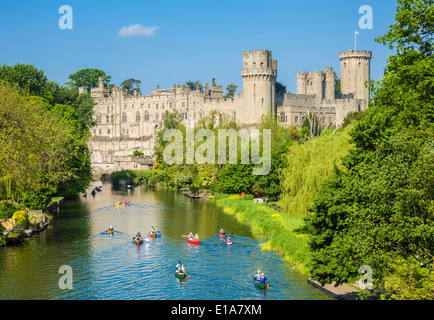 Warwick Castle River Avon mit Touristenkanus, Warwick Castle und River Avon Warwick Warwickshire, England GB Europa Stockfoto